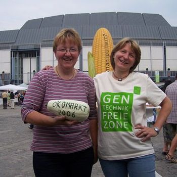 BN-Organisatorin Jutta Wolf zusammen mit Dr. Ruth Radl (2006)