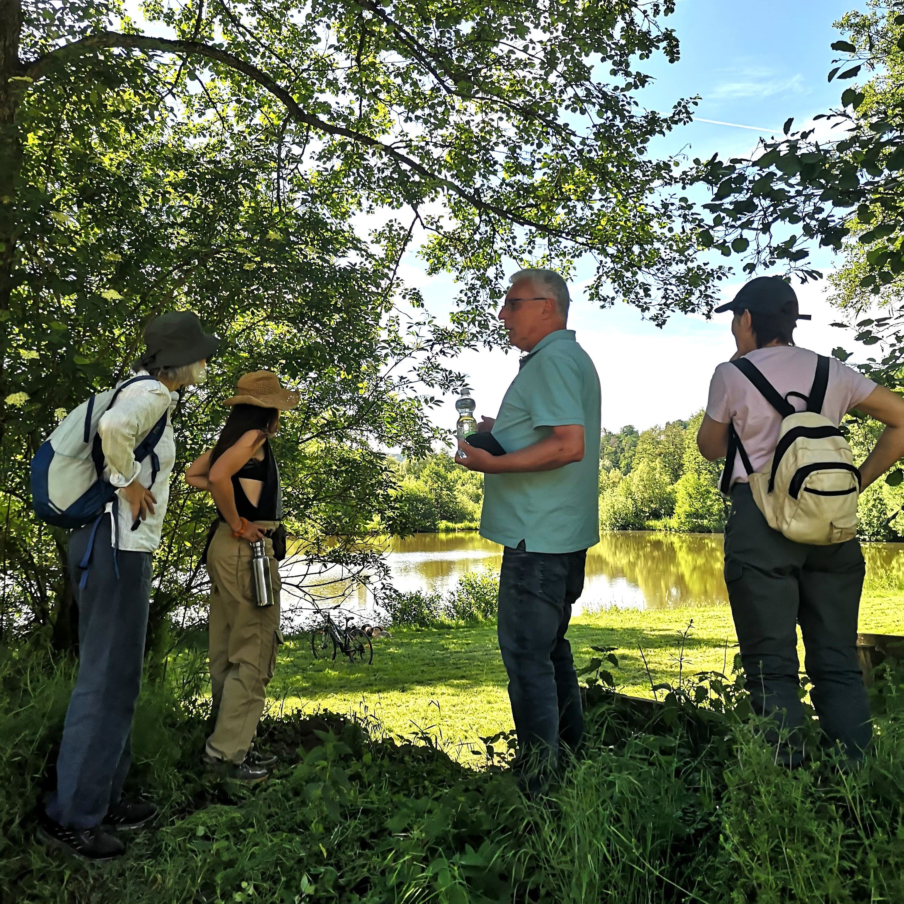 Mehrere Personen stehen vor einem Teich, Foto: S. Meyer-Wölden