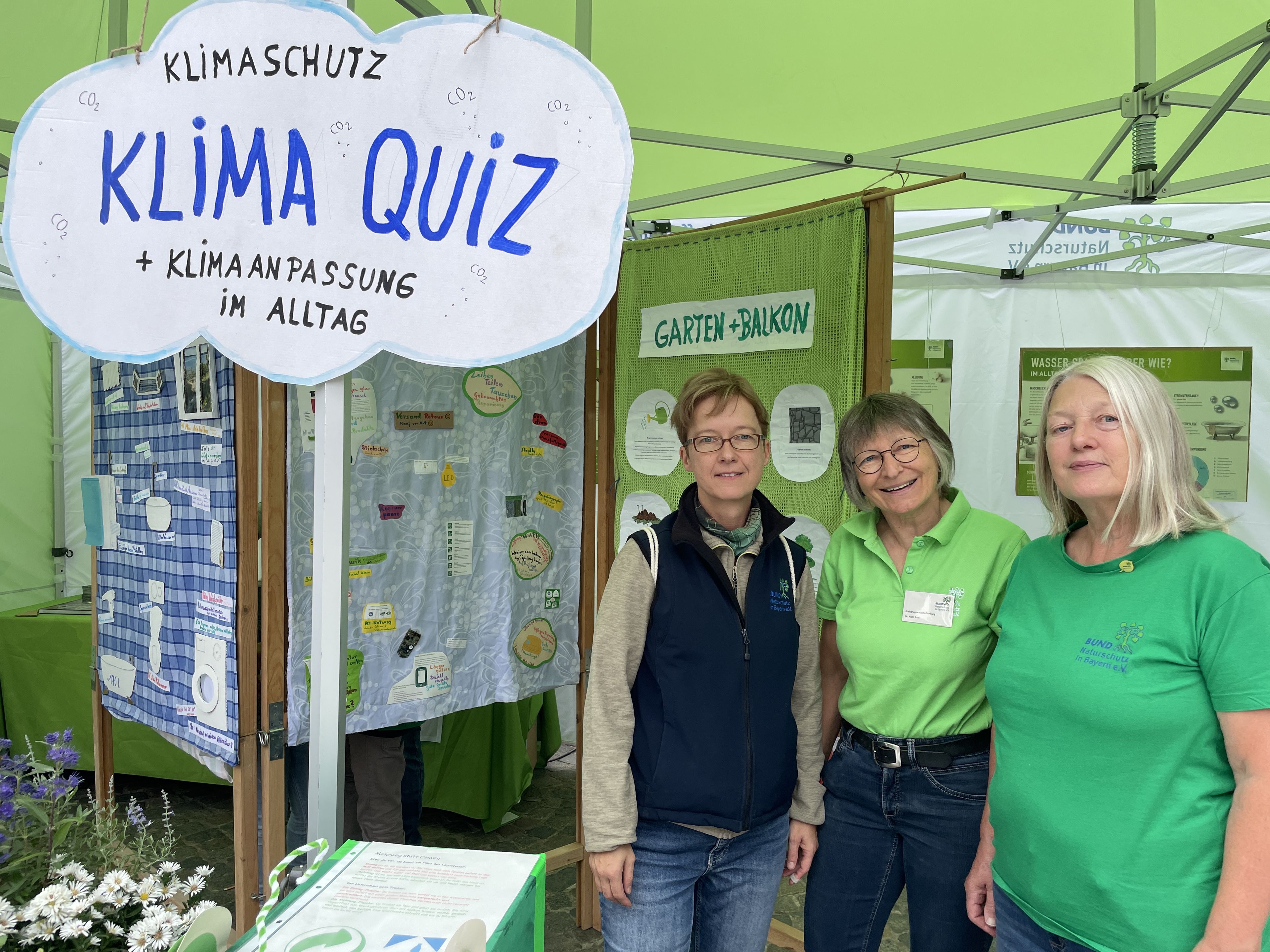Klimaquiz am Infostand, Yvonne Hartmann, Ruth Radl, Dagmar Förster, Ökomarkt 20.09.2026, Foto BN