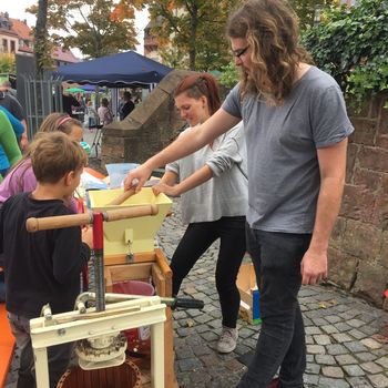 Selbst Apfelsaft pressen (Ortsgruppe Aschaffenburg 2017)