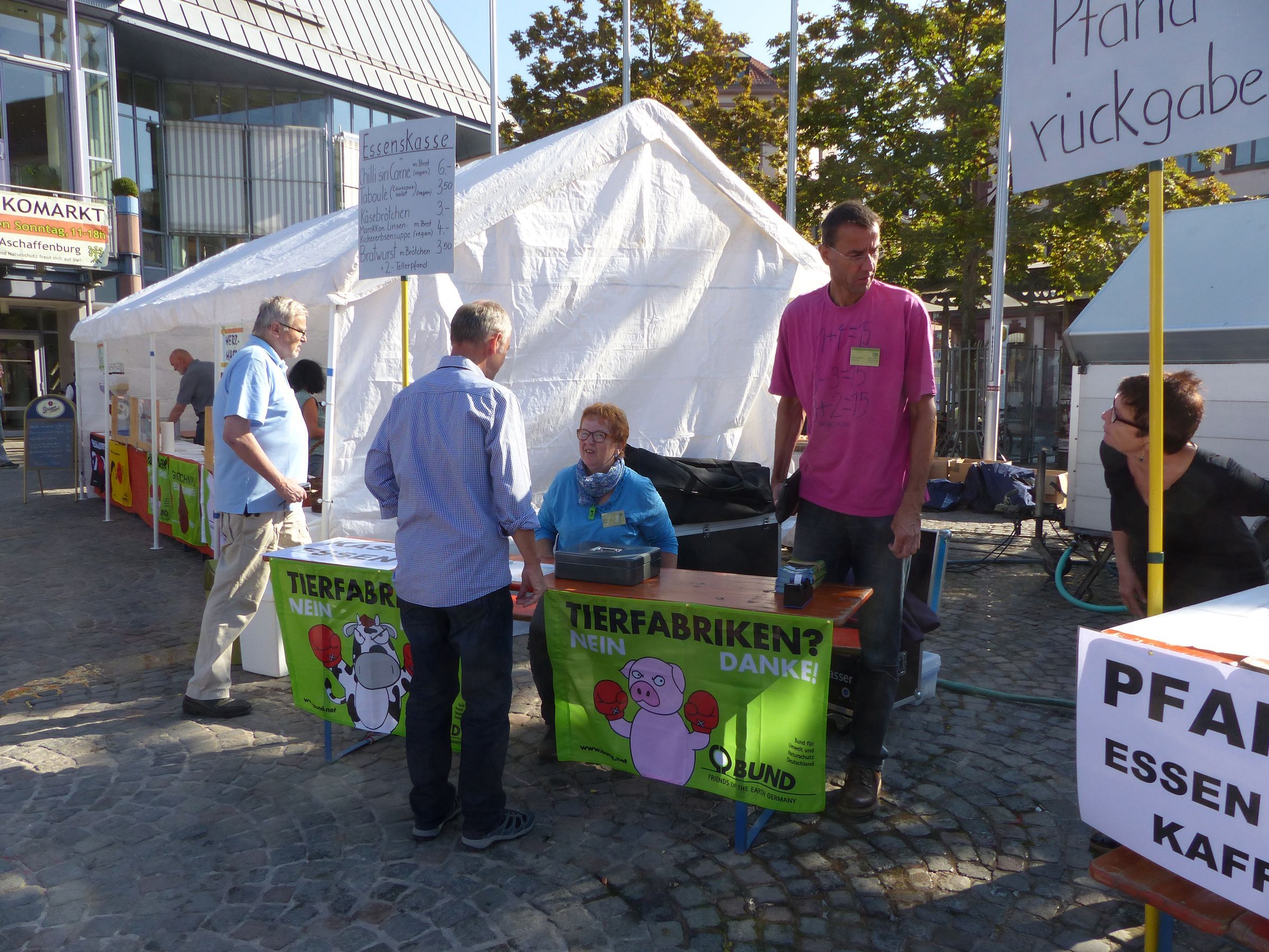 Gleich geht der Ansturm los: An der Essenskasse (2016)
