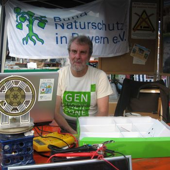 Hartmut Haas-Hyronimus (langjähriges Vorstandsmitglied der Kreisgruppe) mit seinem Stand zur Gentechnik (2009)