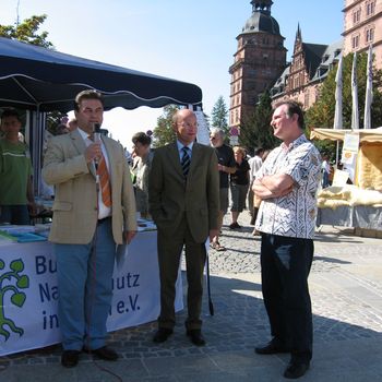 Klaus Herzog, Landrat Ulrich Reuter und Gerd Radl bei der Eröffnung des Ökomarkts 2007