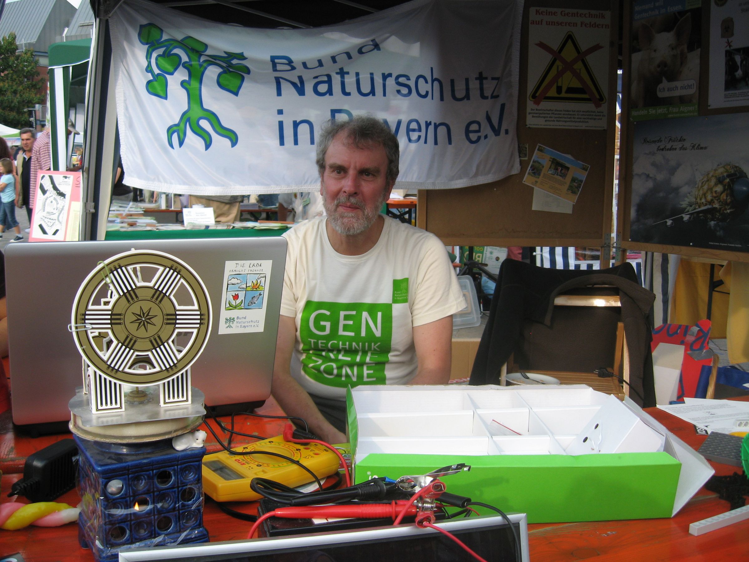 Hartmut Haas-Hyronimus (langjähriges Vorstandsmitglied der Kreisgruppe) mit seinem Stand zur Gentechnik (2009)