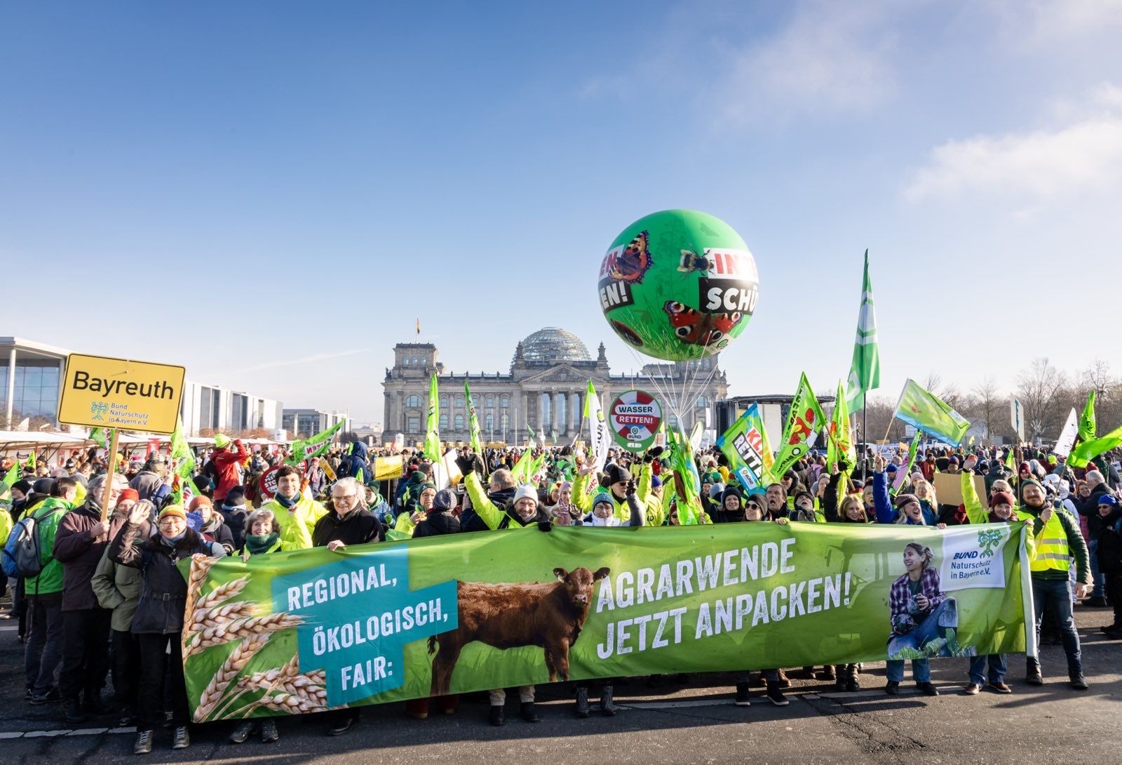 BN Aktive hinter dem Banner zur Agrarwende, Foto: Martin Geilhufe